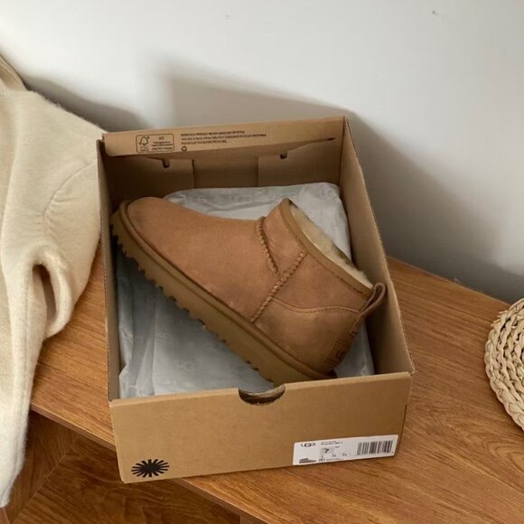 NEW IN BOX UGG classic ultra mini - Picture 5 of 7